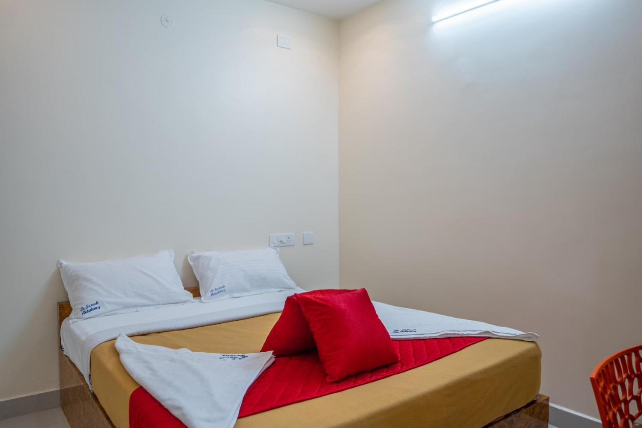 Le Suresh Guest House Пондичери Екстериор снимка